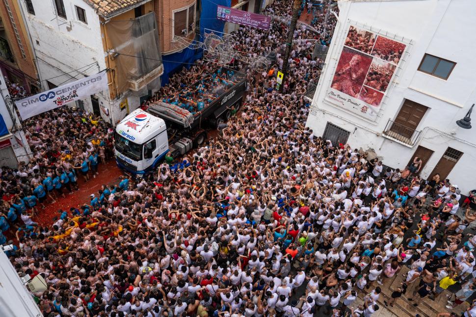 VIDEO Cel mai mare festival la care oamenii plătesc să se bată cu roșii: 22.000 de participanți au colorat străzile din Spania în roșu 920022