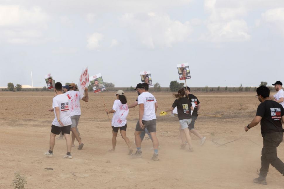 FOTO. Rudele ostaticilor israelieni au vrut să intre cu forța în Fâșia Gaza. I-au strigat prin megafoane, sperând că îi vor auzi 920166