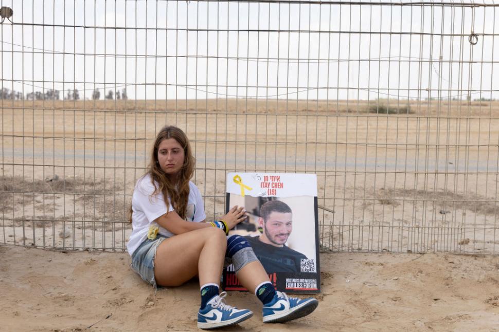 FOTO. Rudele ostaticilor israelieni au vrut să intre cu forța în Fâșia Gaza. I-au strigat prin megafoane, sperând că îi vor auzi 920167