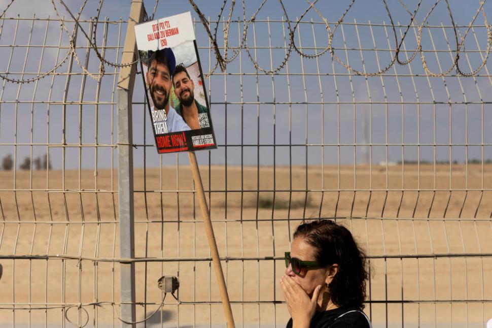 FOTO. Rudele ostaticilor israelieni au vrut să intre cu forța în Fâșia Gaza. I-au strigat prin megafoane, sperând că îi vor auzi 920168