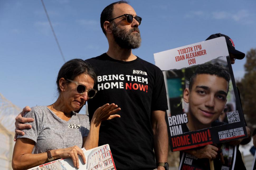 FOTO. Rudele ostaticilor israelieni au vrut să intre cu forța în Fâșia Gaza. I-au strigat prin megafoane, sperând că îi vor auzi 920170