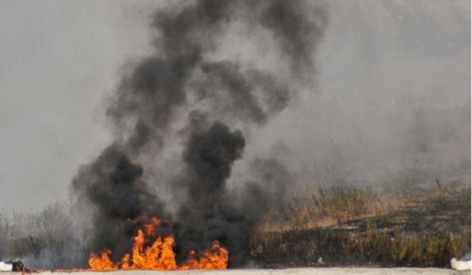Fum şi cenuşă în centrul istoric din Roma, după un incendiu de vegetaţie. O pistă din aeroportul Fiumicino a fost închisă 920242