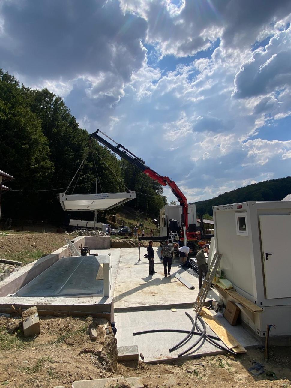 Peste 200 de copii nu vor mai merge 7 km prin pădure ca să poată să învețe: S-a construit o școală modulară într-un sat din Argeș 920207