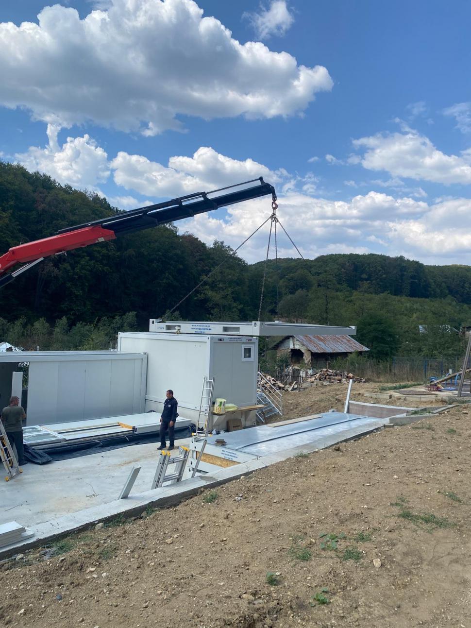 Peste 200 de copii nu vor mai merge 7 km prin pădure ca să poată să învețe: S-a construit o școală modulară într-un sat din Argeș 920208