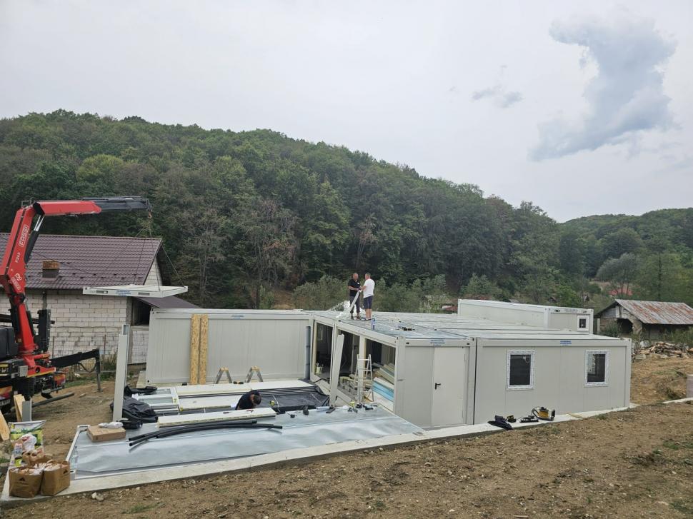 Peste 200 de copii nu vor mai merge 7 km prin pădure ca să poată să învețe: S-a construit o școală modulară într-un sat din Argeș 920215