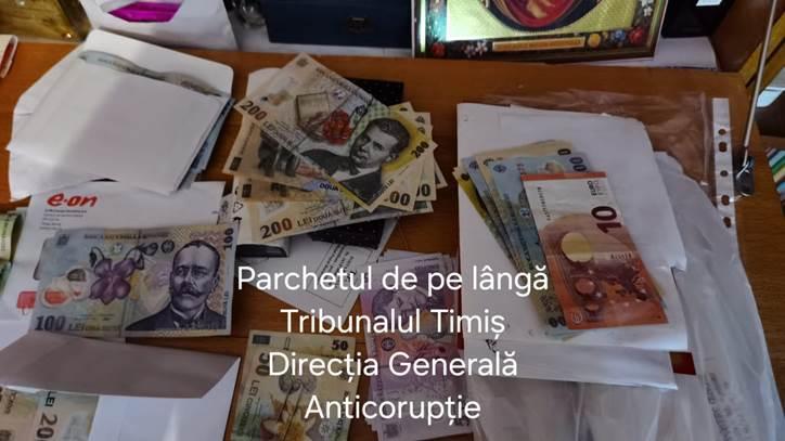 Șase chirurgi și asistenta de la Oncologie Timișoara acuzați de mită au cerut bani doi ani de la bolnavi. Imagini cu plicurile pline 920047