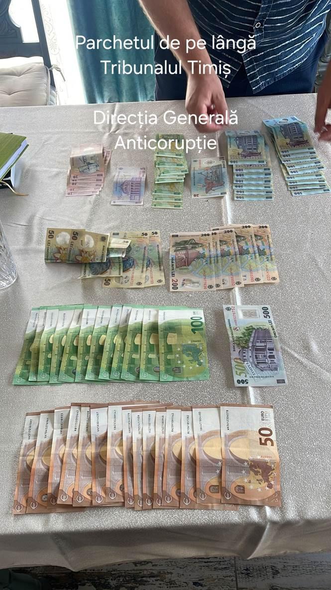 Șase chirurgi și asistenta de la Oncologie Timișoara acuzați de mită au cerut bani doi ani de la bolnavi. Imagini cu plicurile pline 920048