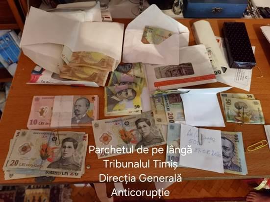 Șase chirurgi și asistenta de la Oncologie Timișoara acuzați de mită au cerut bani doi ani de la bolnavi. Imagini cu plicurile pline 920049