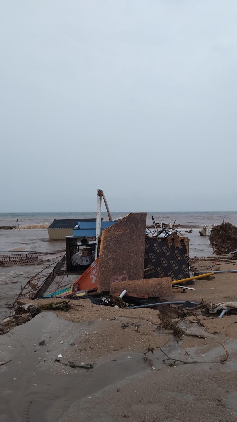 Dezastru pe litoral, unde a fost cod roșu de ploi. În Venus, turiștii și-au găsit mașinile sub apă în parcările inundate  920480