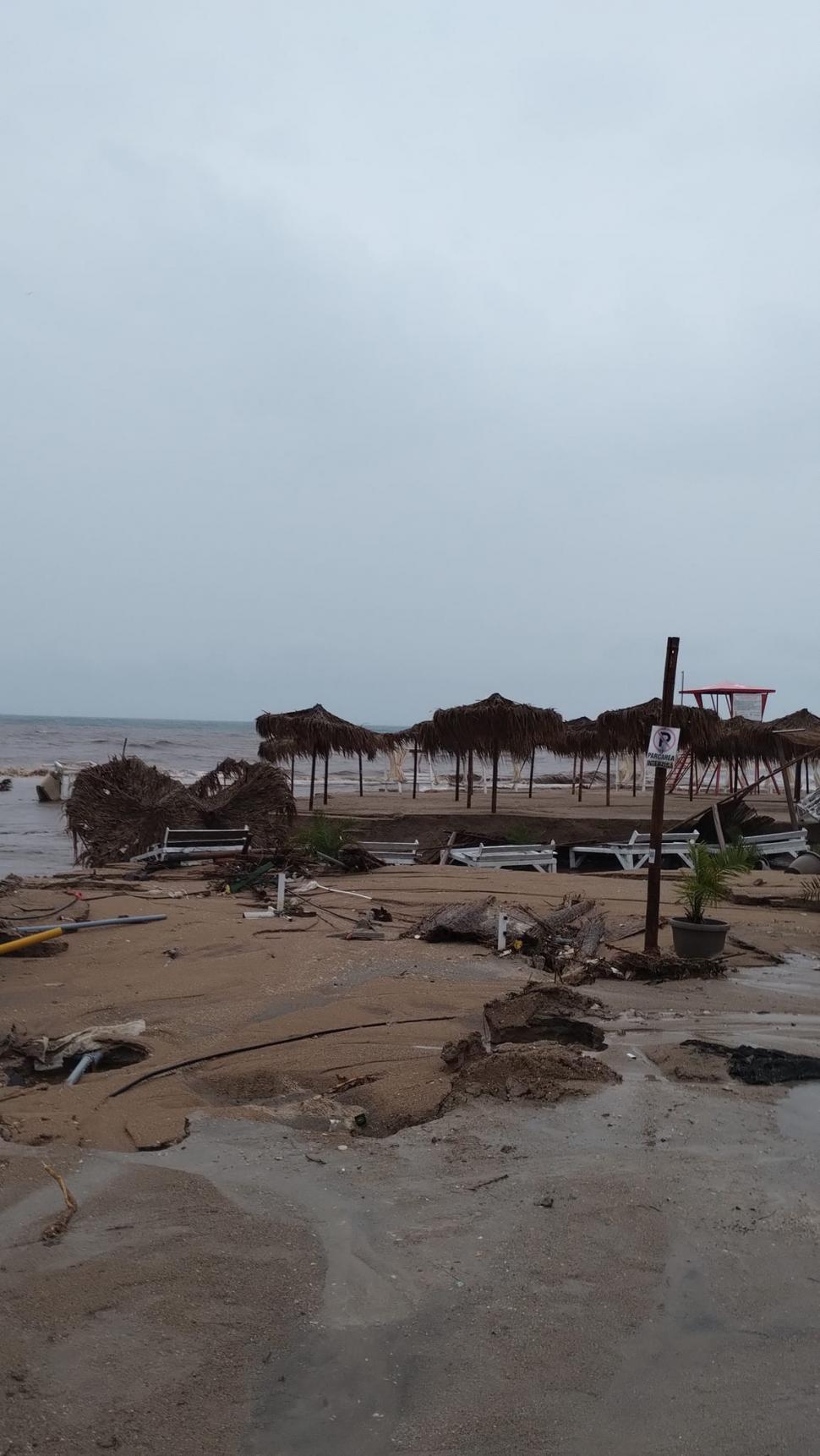 Dezastru pe litoral, unde a fost cod roșu de ploi. În Venus, turiștii și-au găsit mașinile sub apă în parcările inundate  920481