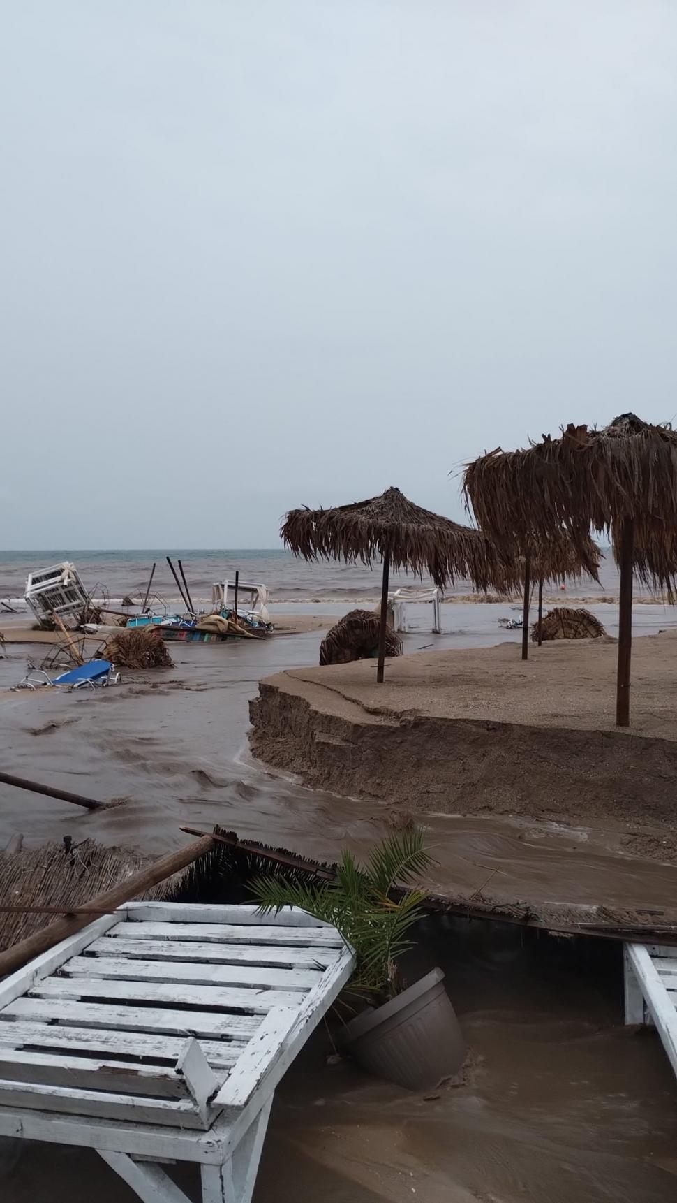 Dezastru pe litoral, unde a fost cod roșu de ploi. În Venus, turiștii și-au găsit mașinile sub apă în parcările inundate  920483