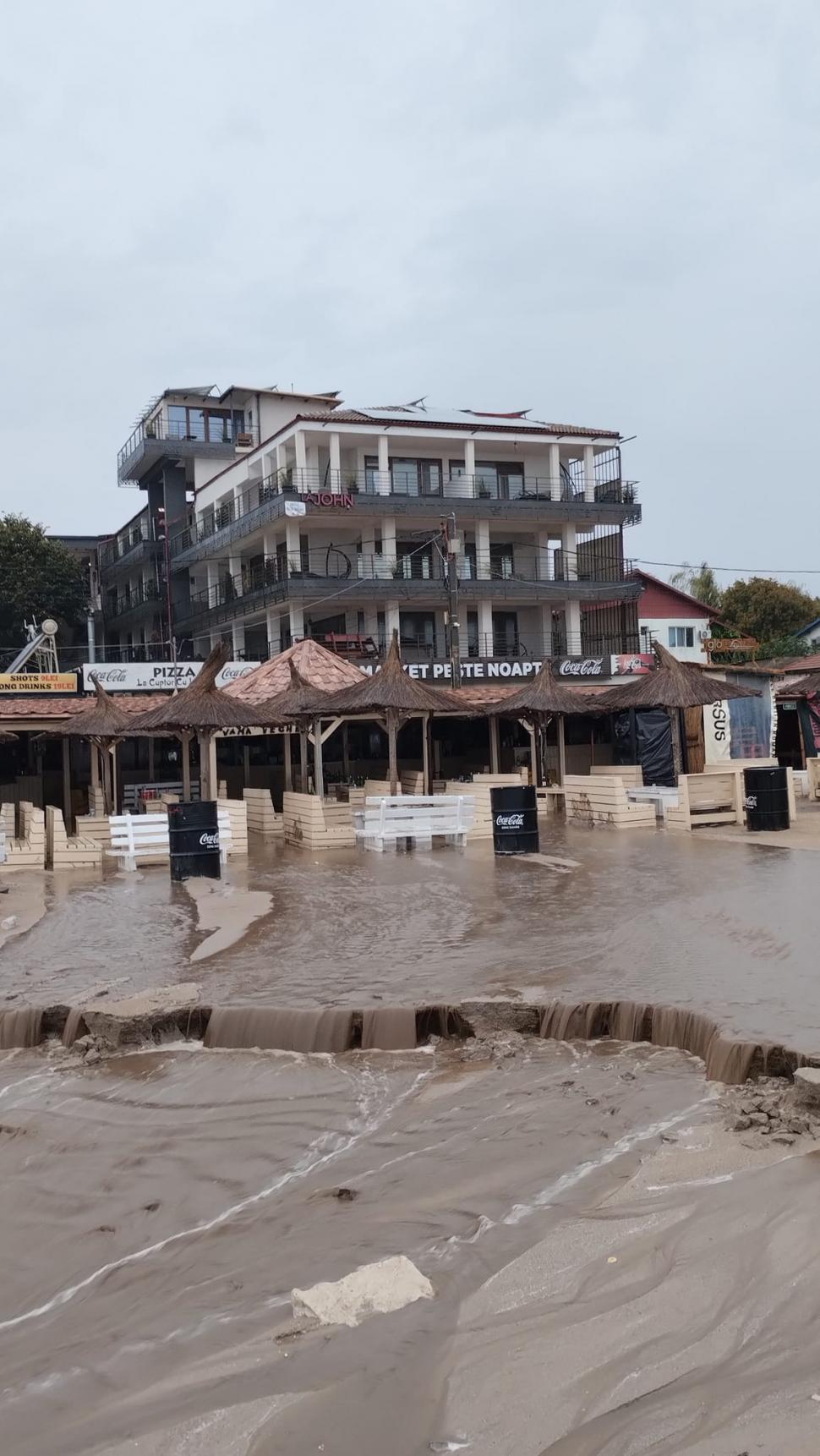Dezastru pe litoral, unde a fost cod roșu de ploi. În Venus, turiștii și-au găsit mașinile sub apă în parcările inundate  920484