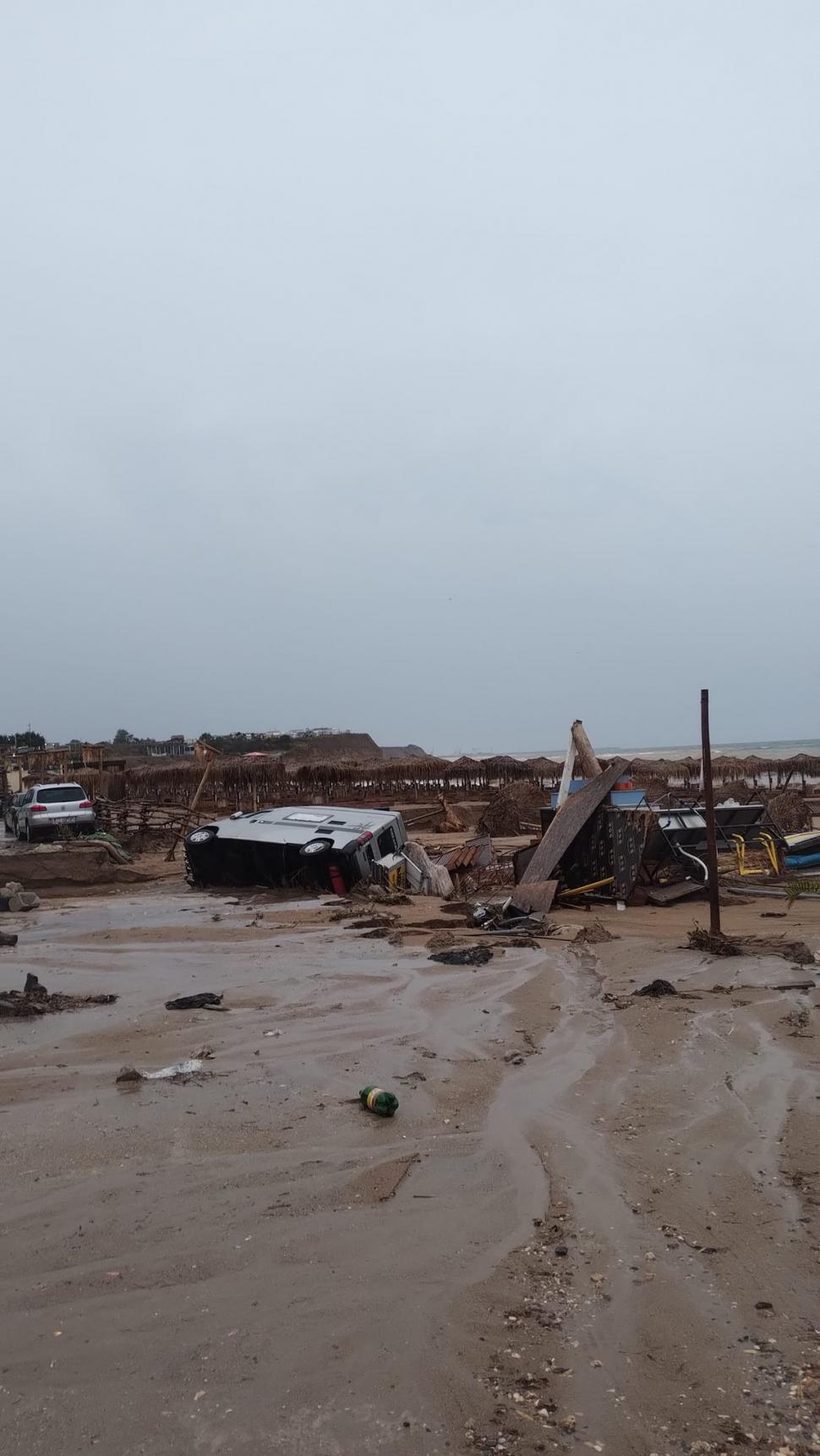 Dezastru pe litoral, unde a fost cod roșu de ploi. În Venus, turiștii și-au găsit mașinile sub apă în parcările inundate  920486