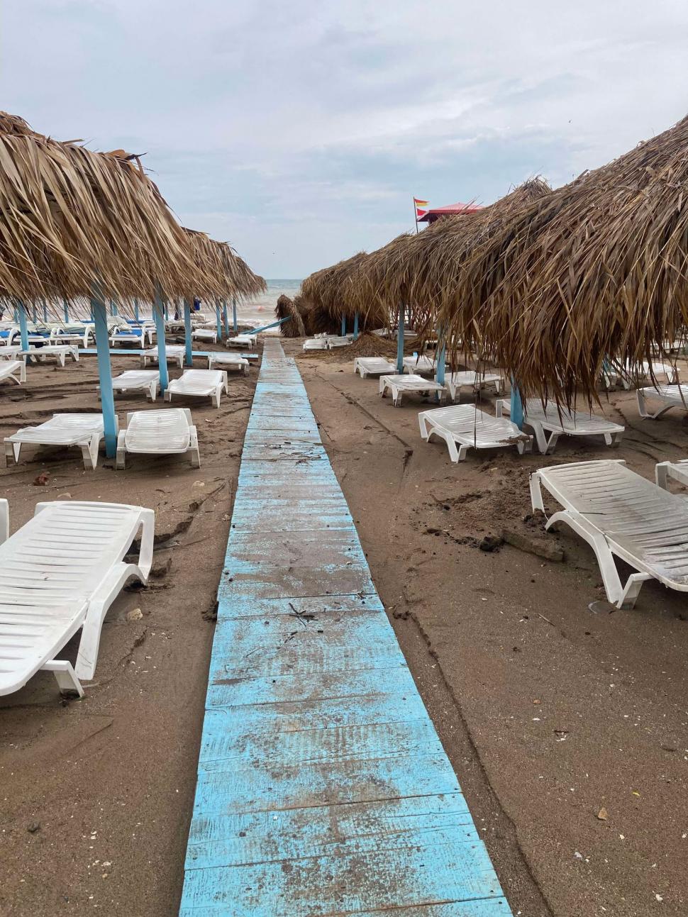 Imagini apocaliptice din Vama Veche, după furtunile care au spulberat totul în calea lor. Plajele arată ca după uragan 920496