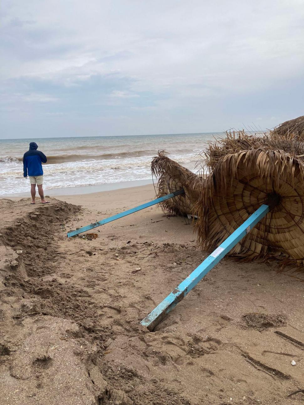 Imagini apocaliptice din Vama Veche, după furtunile care au spulberat totul în calea lor. Plajele arată ca după uragan 920497