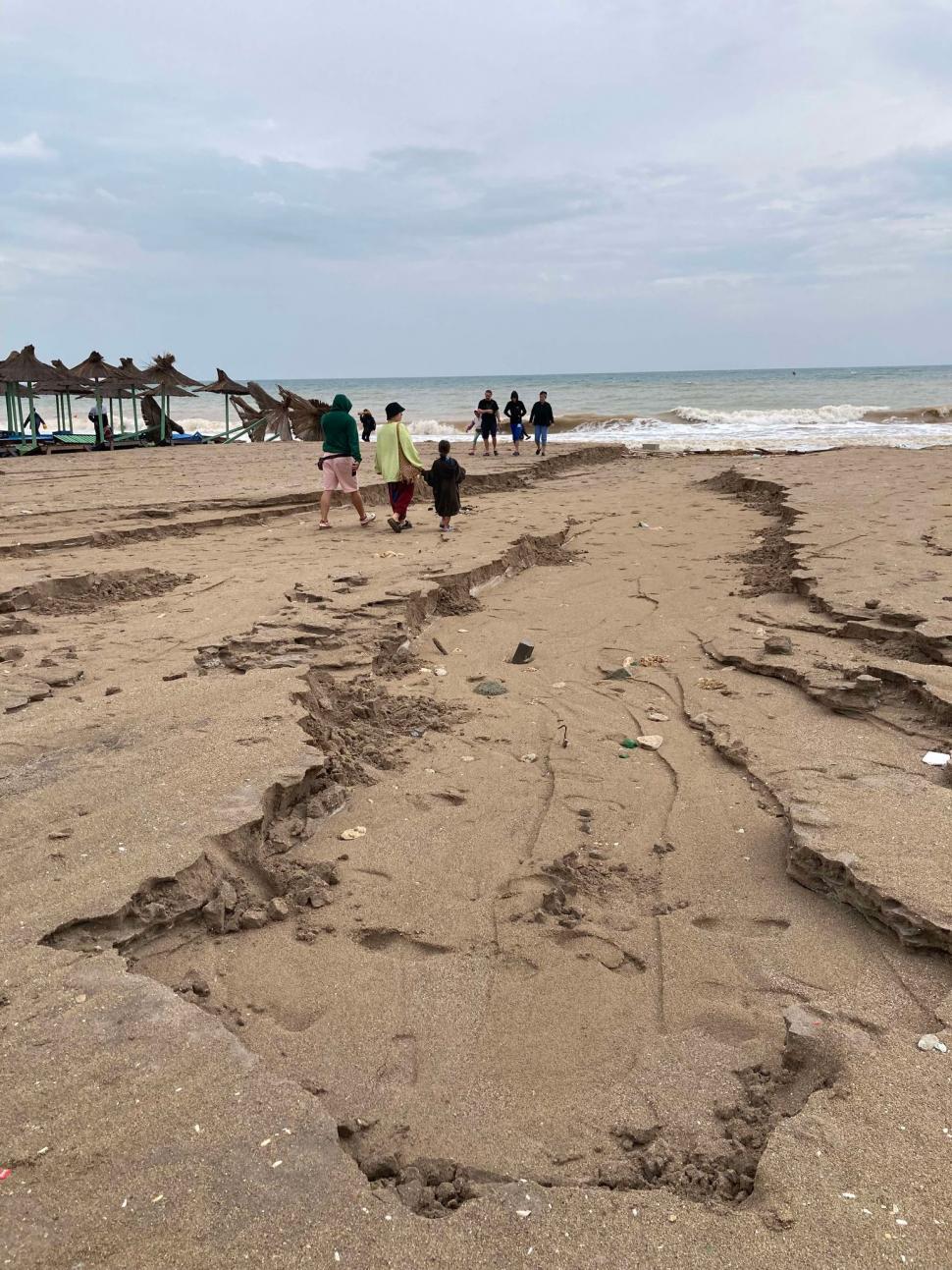 Imagini apocaliptice din Vama Veche, după furtunile care au spulberat totul în calea lor. Plajele arată ca după uragan 920501