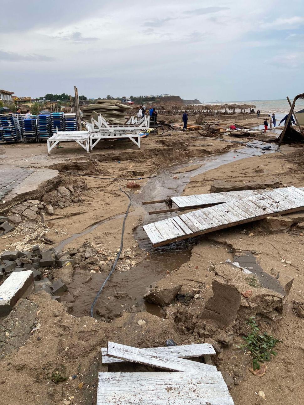 Imagini apocaliptice din Vama Veche, după furtunile care au spulberat totul în calea lor. Plajele arată ca după uragan 920504