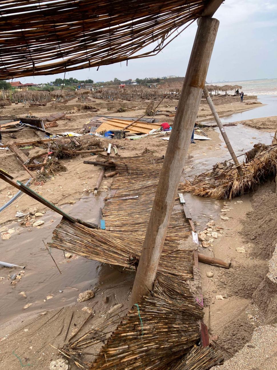 Imagini apocaliptice din Vama Veche, după furtunile care au spulberat totul în calea lor. Plajele arată ca după uragan 920507