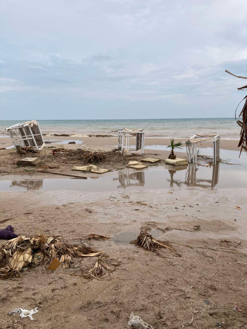 Imagini apocaliptice din Vama Veche, după furtunile care au spulberat totul în calea lor. Plajele arată ca după uragan 920508