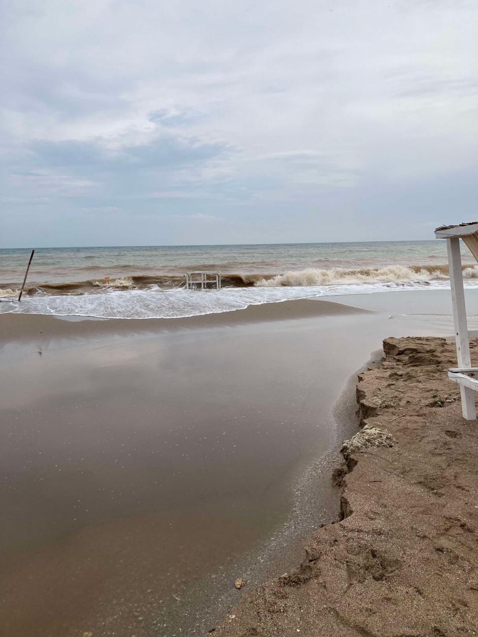 Imagini apocaliptice din Vama Veche, după furtunile care au spulberat totul în calea lor. Plajele arată ca după uragan 920509