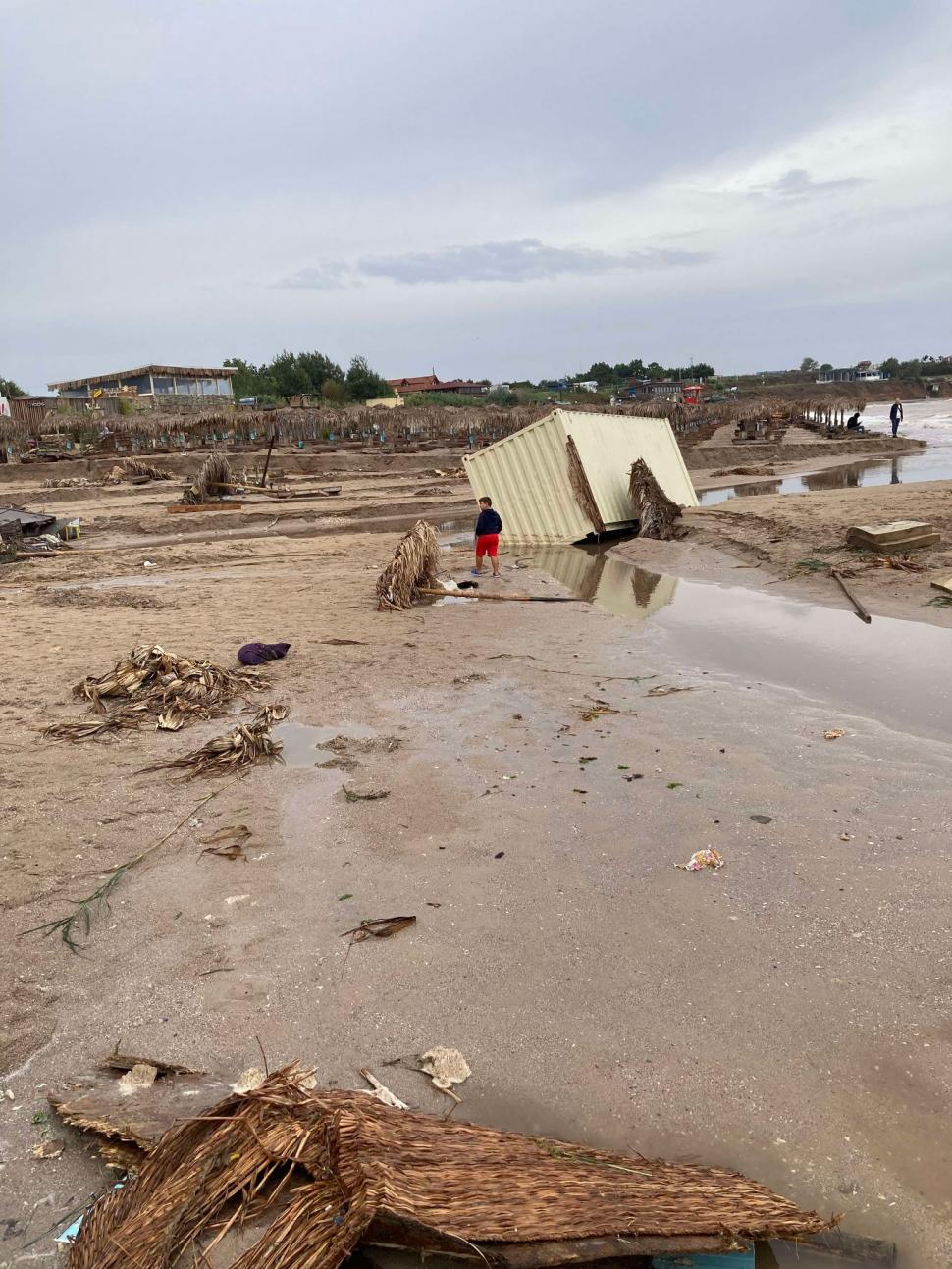 Imagini apocaliptice din Vama Veche, după furtunile care au spulberat totul în calea lor. Plajele arată ca după uragan 920510