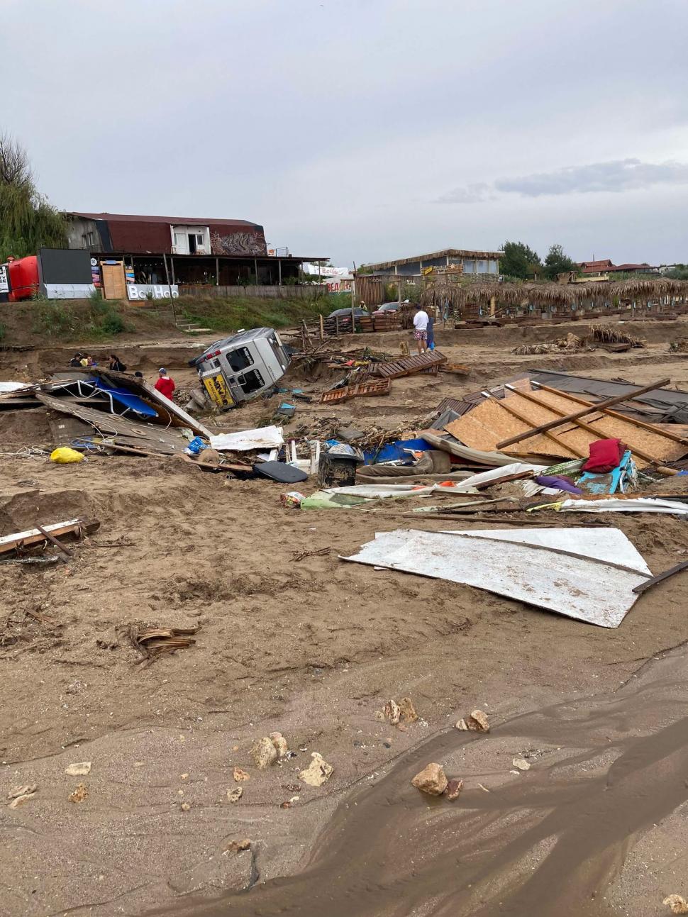 Imagini apocaliptice din Vama Veche, după furtunile care au spulberat totul în calea lor. Plajele arată ca după uragan 920511