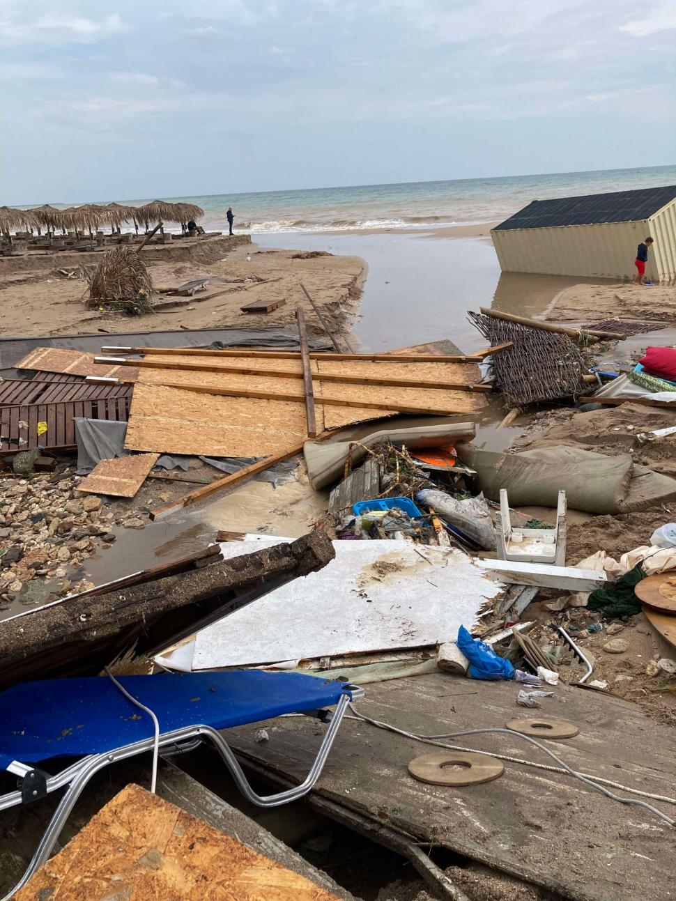 Imagini apocaliptice din Vama Veche, după furtunile care au spulberat totul în calea lor. Plajele arată ca după uragan 920512