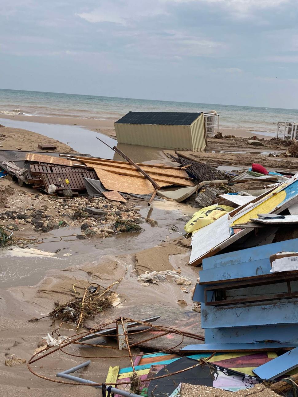 Imagini apocaliptice din Vama Veche, după furtunile care au spulberat totul în calea lor. Plajele arată ca după uragan 920515