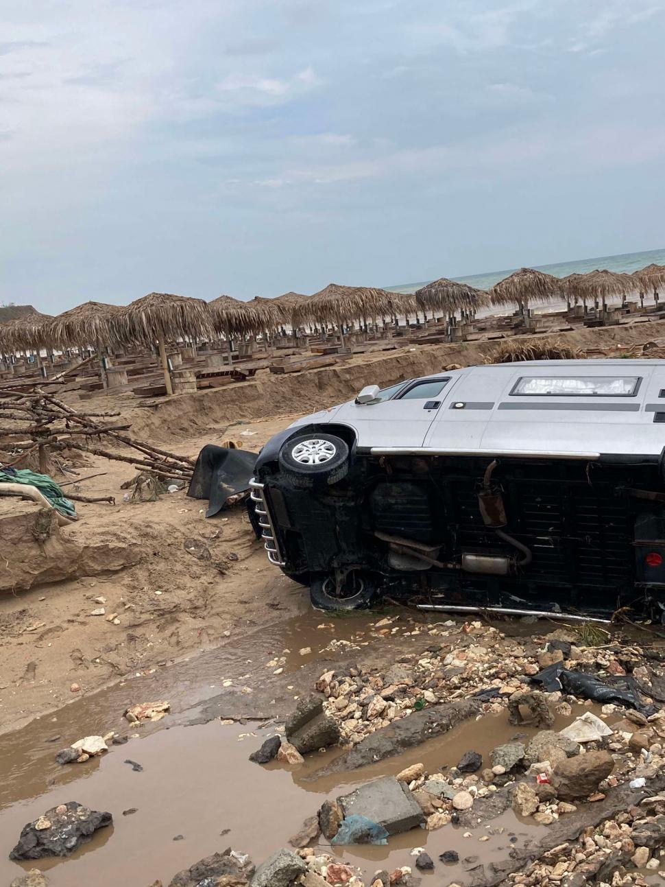 Imagini apocaliptice din Vama Veche, după furtunile care au spulberat totul în calea lor. Plajele arată ca după uragan 920516