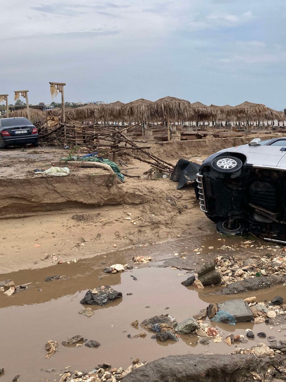 Imagini apocaliptice din Vama Veche, după furtunile care au spulberat totul în calea lor. Plajele arată ca după uragan 920517