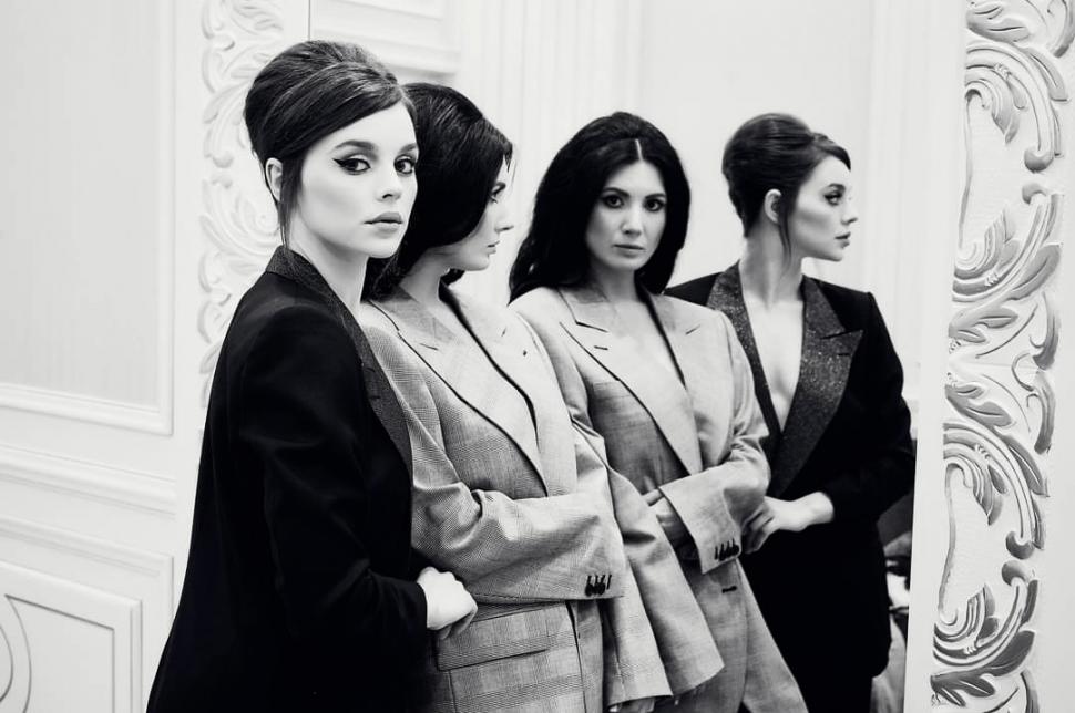 Românul care coase haine bătute cu praf de diamante. ”Fiind un popor sărac sufleteşte, trebuie să epatăm”  918481