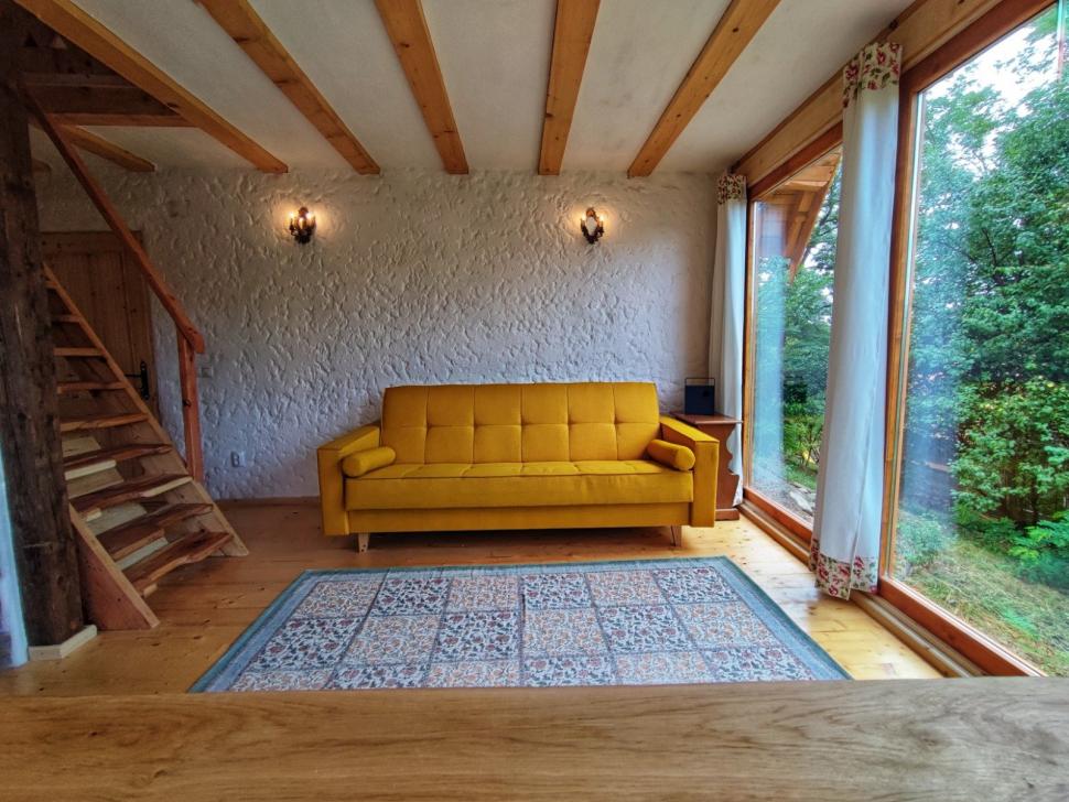 Căsuța din copac care a ajuns virală pe internet: Doi soți, corporatiști din București, au construit „Cuibul” într-un sat din Prahova 919643