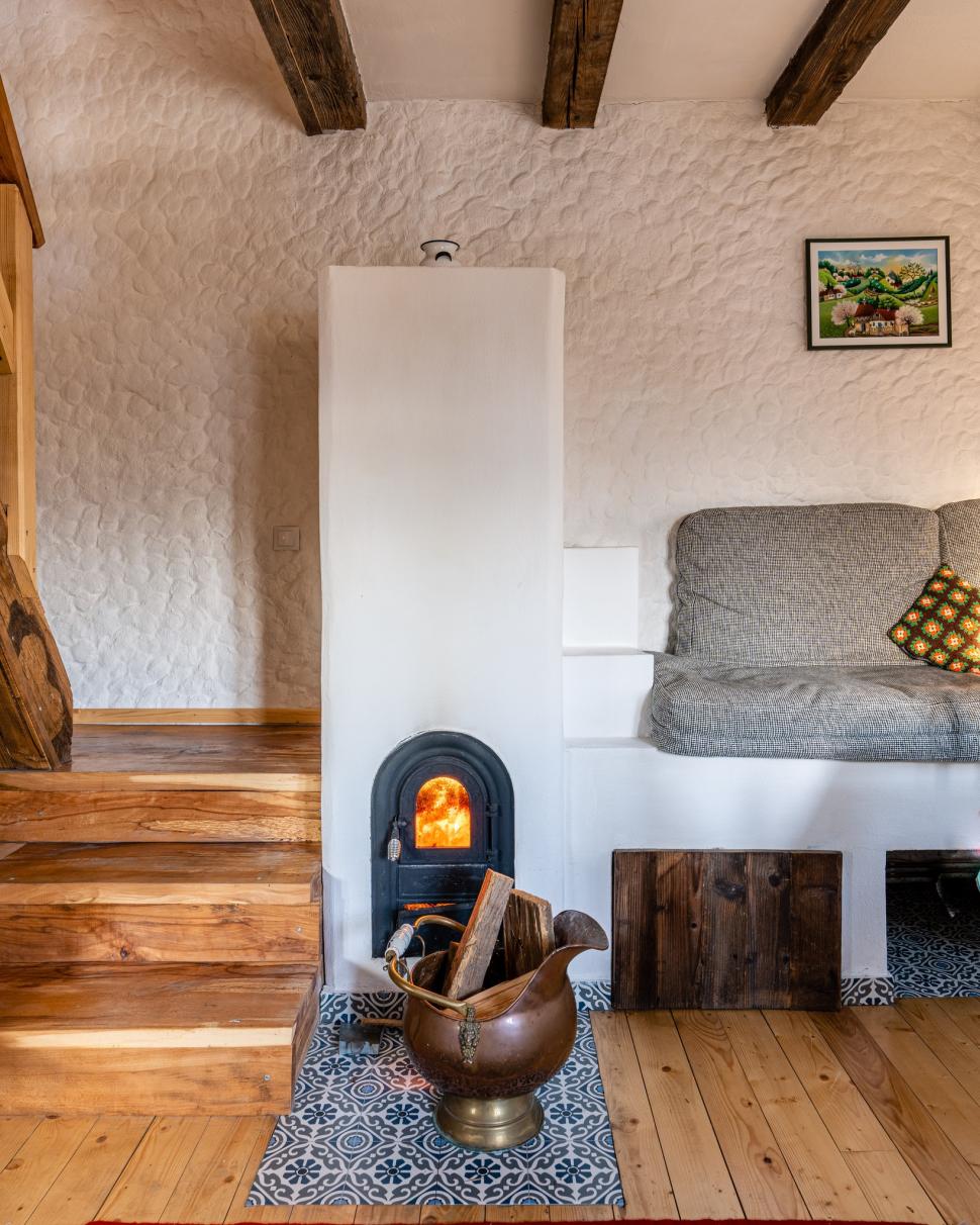 Căsuța din copac care a ajuns virală pe internet: Doi soți, corporatiști din București, au construit „Cuibul” într-un sat din Prahova 919646