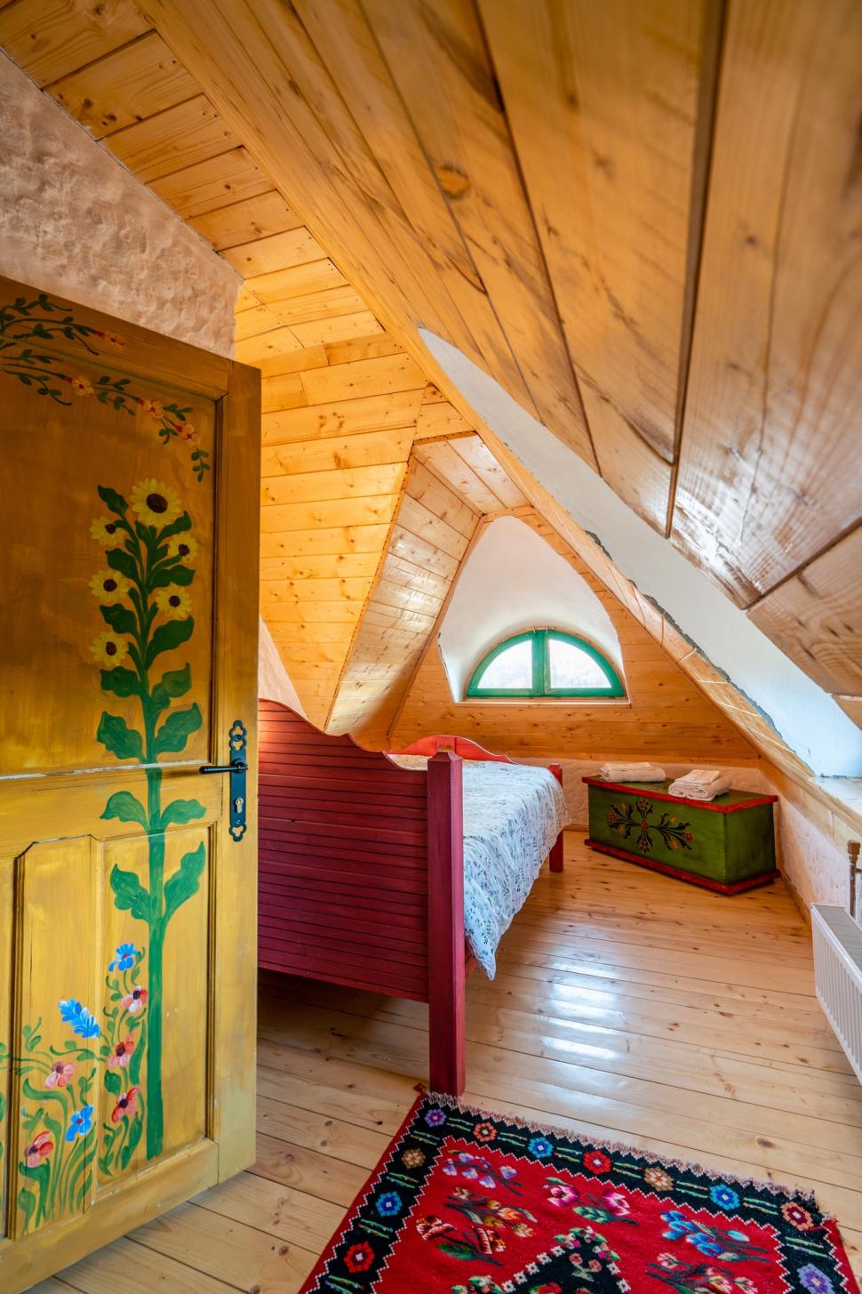 Căsuța din copac care a ajuns virală pe internet: Doi soți, corporatiști din București, au construit „Cuibul” într-un sat din Prahova 919647