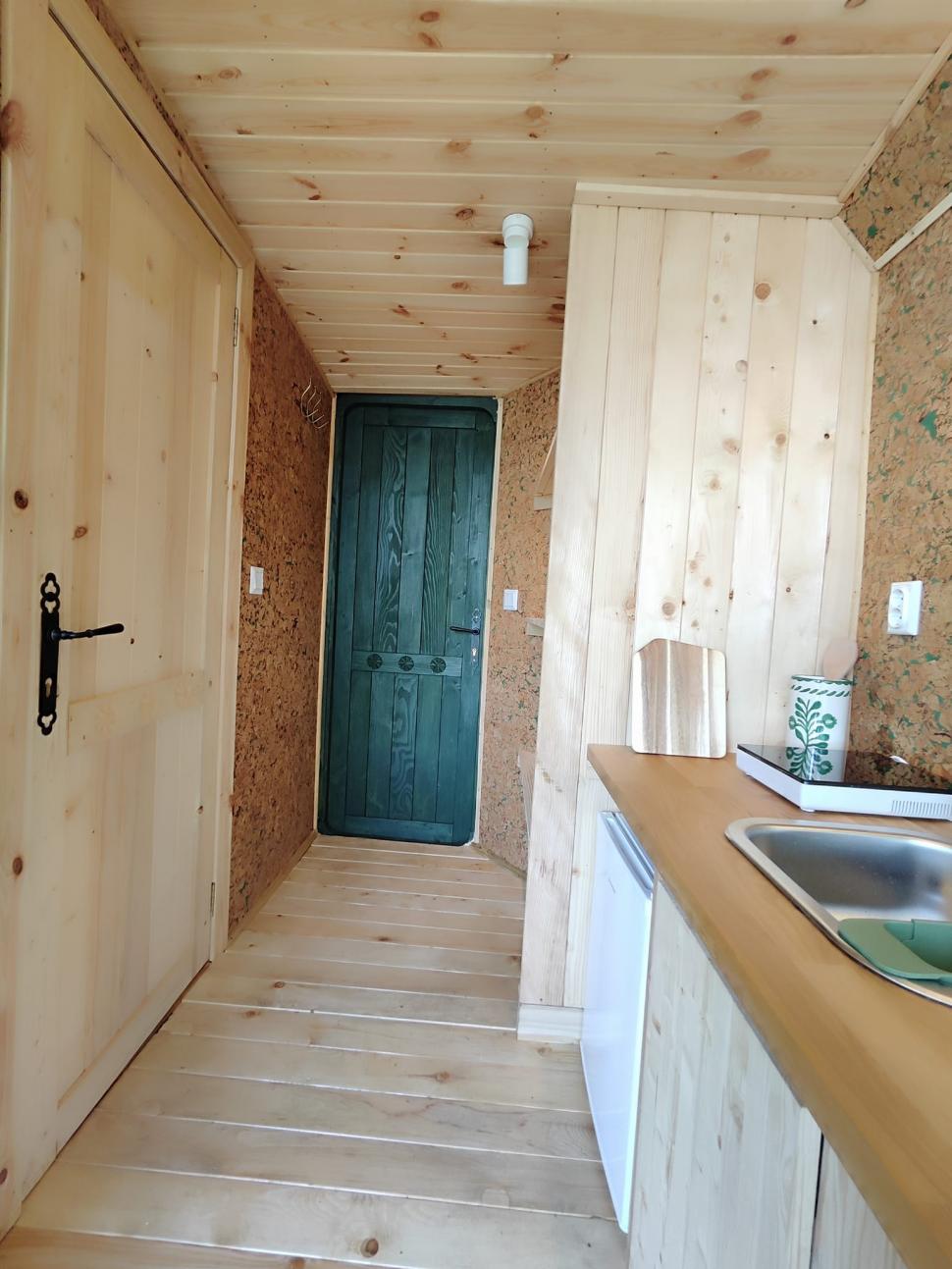 Căsuța din copac care a ajuns virală pe internet: Doi soți, corporatiști din București, au construit „Cuibul” într-un sat din Prahova 919908