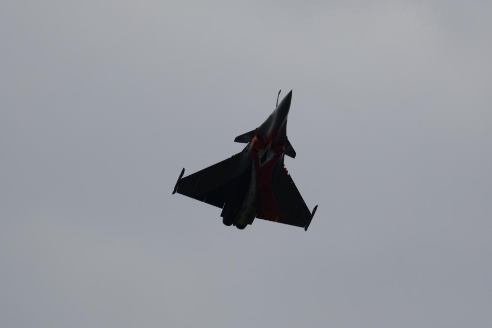 Cele mai spectaculoase imagini de la BIAS. Peste 150 de piloţi şi paraşutişti din 13 state au făcut show pe cerul din Bucureşti 920610