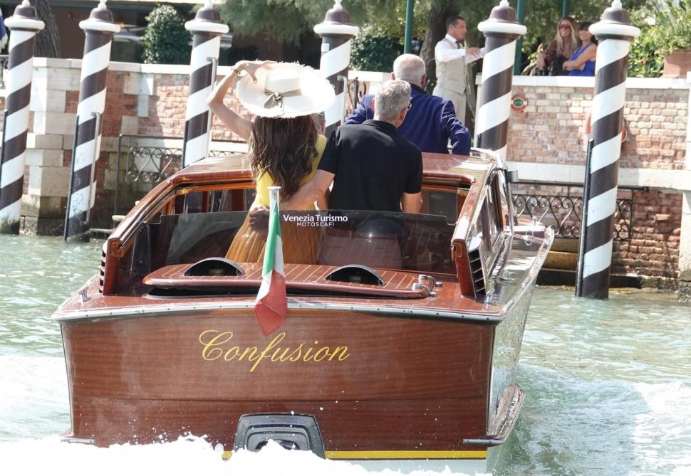  George Clooney şi soţia sa, Amal, au fost surprinşi de paparazzi în Veneția 920580