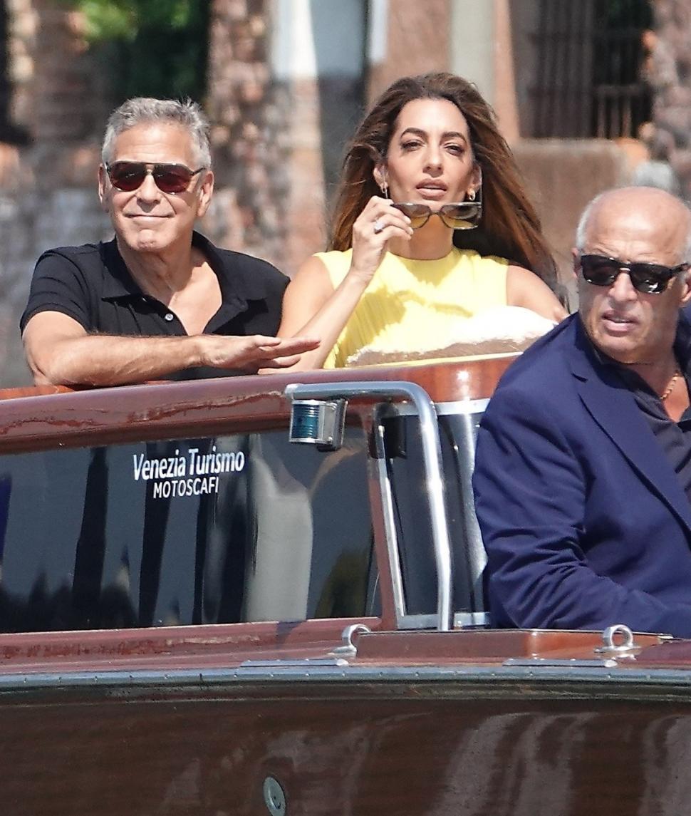  George Clooney şi soţia sa, Amal, au fost surprinşi de paparazzi în Veneția 920585