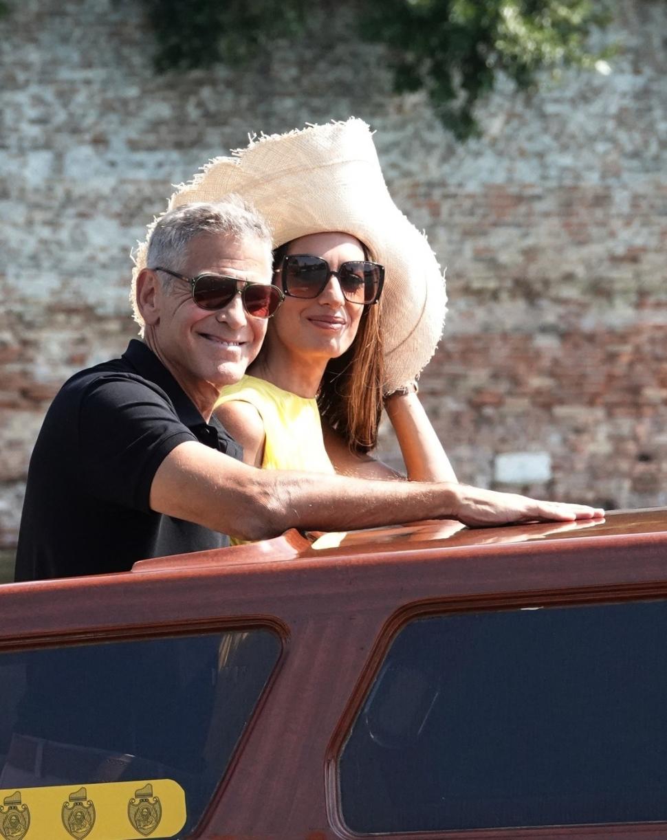  George Clooney şi soţia sa, Amal, au fost surprinşi de paparazzi în Veneția 920586