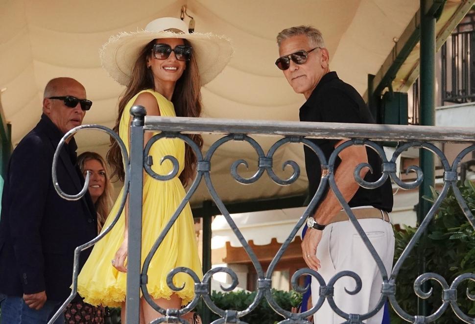  George Clooney şi soţia sa, Amal, au fost surprinşi de paparazzi în Veneția 920588