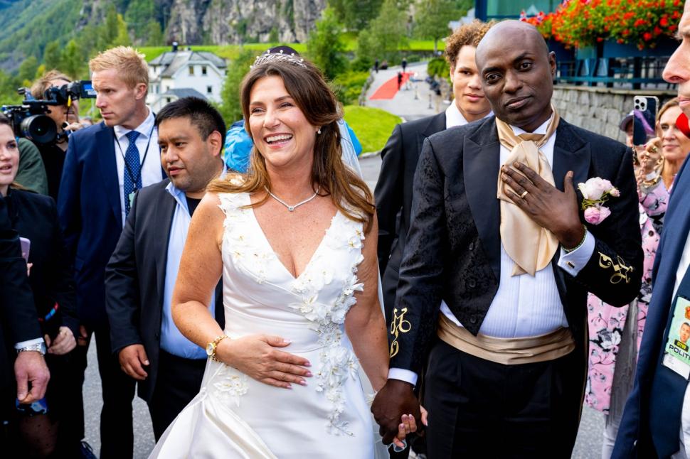 Imagini de la cea mai controversată nuntă regală. Cine a venit la căsătoria prințesei Märtha Louise cu șamanul „înviat din morți” 920590