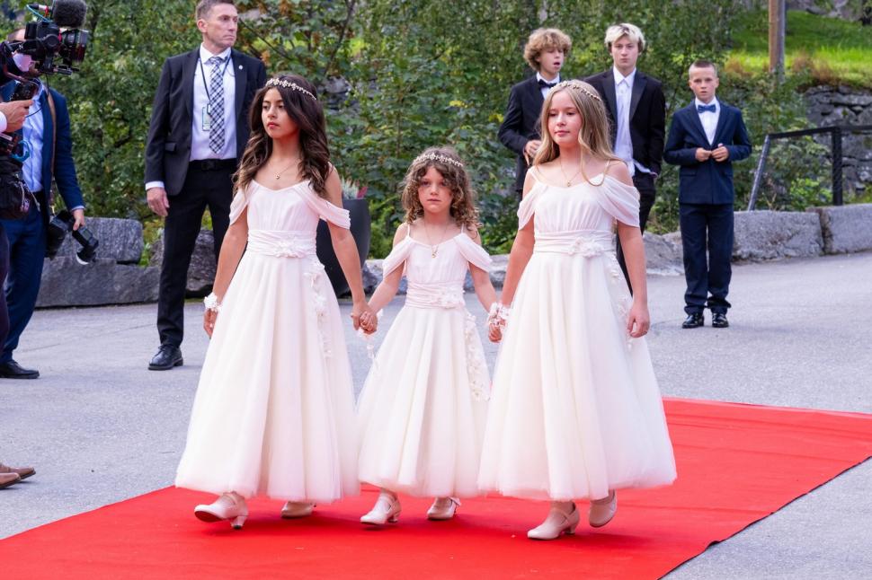 Imagini de la cea mai controversată nuntă regală. Cine a venit la căsătoria prințesei Märtha Louise cu șamanul „înviat din morți” 920591