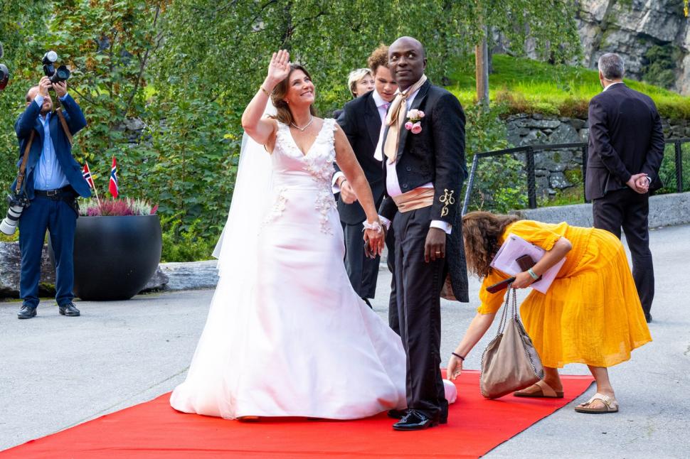 Imagini de la cea mai controversată nuntă regală. Cine a venit la căsătoria prințesei Märtha Louise cu șamanul „înviat din morți” 920593