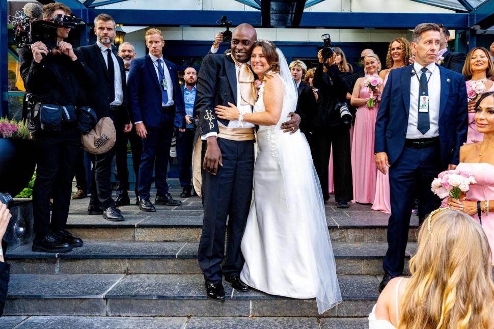 Imagini de la cea mai controversată nuntă regală. Cine a venit la căsătoria prințesei Märtha Louise cu șamanul „înviat din morți” 920594