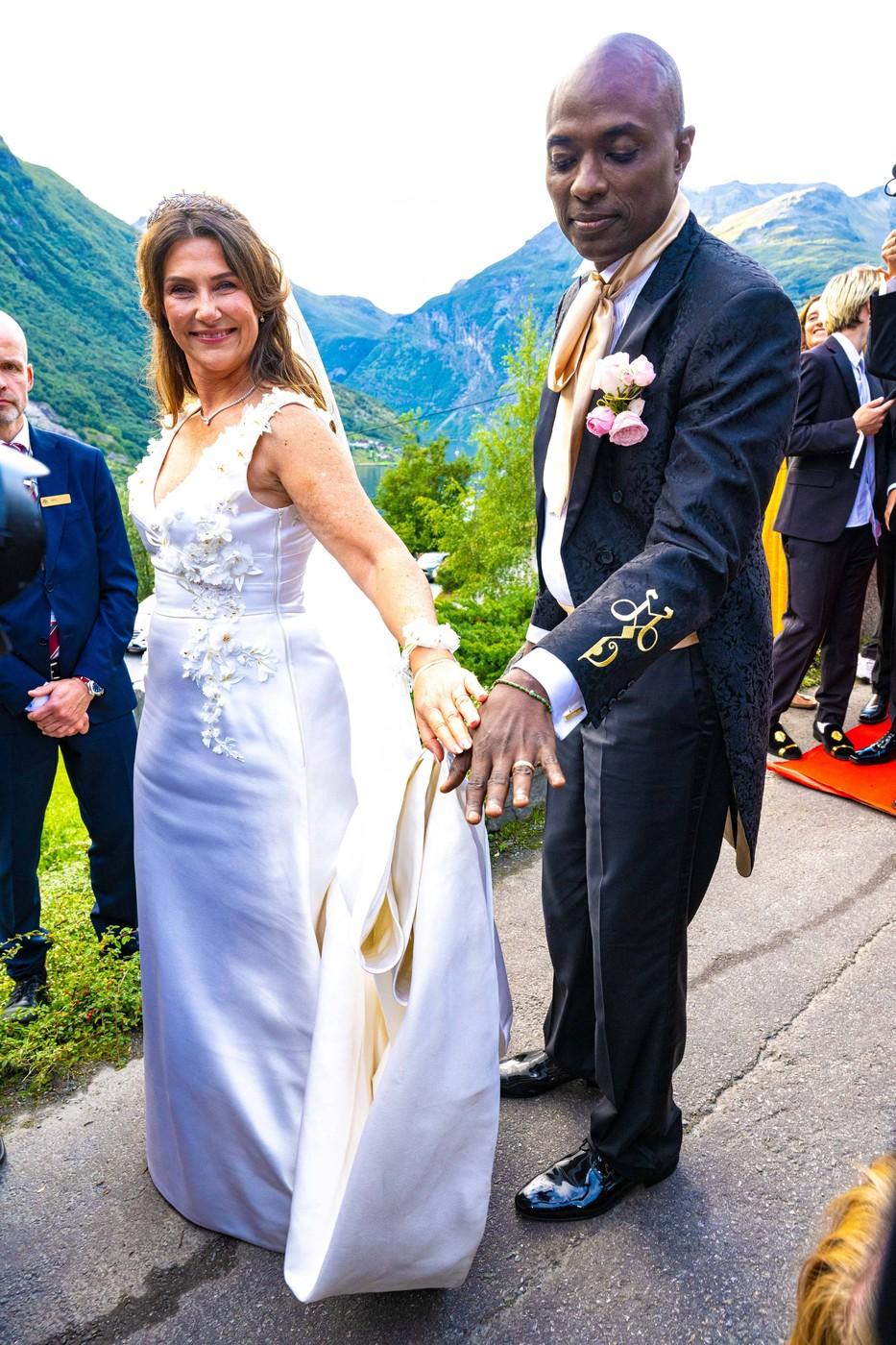 Imagini de la cea mai controversată nuntă regală. Cine a venit la căsătoria prințesei Märtha Louise cu șamanul „înviat din morți” 920597