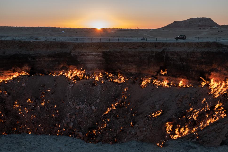 „Porțile Iadului”. Craterul unde flăcările ard de peste 50 de ani 920427