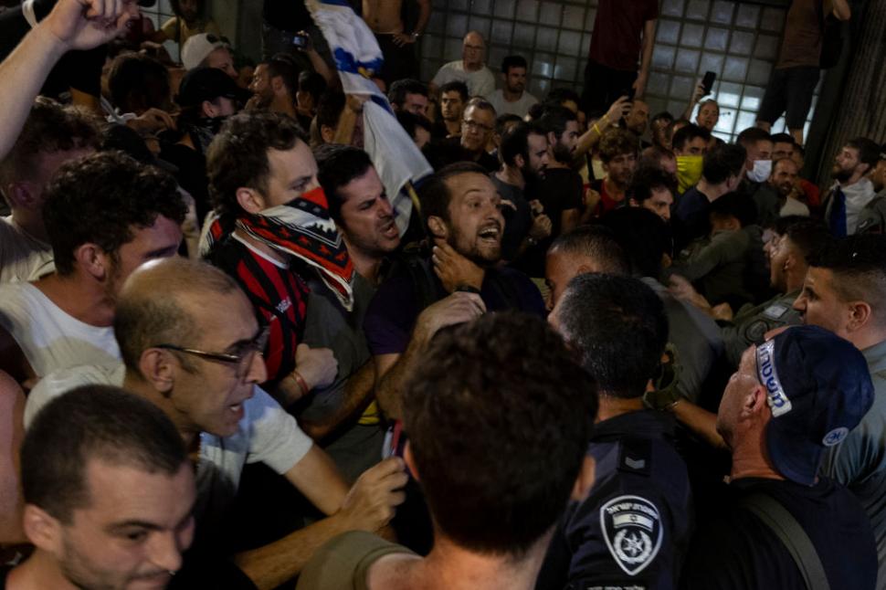 Grevă generală în Israel și proteste violente după moartea ostaticilor. Mii de oameni au ieșit în stradă și au blocat o autostradă 920709