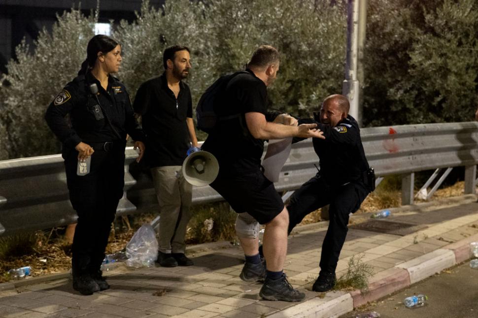 Grevă generală în Israel și proteste violente după moartea ostaticilor. Mii de oameni au ieșit în stradă și au blocat o autostradă 920710