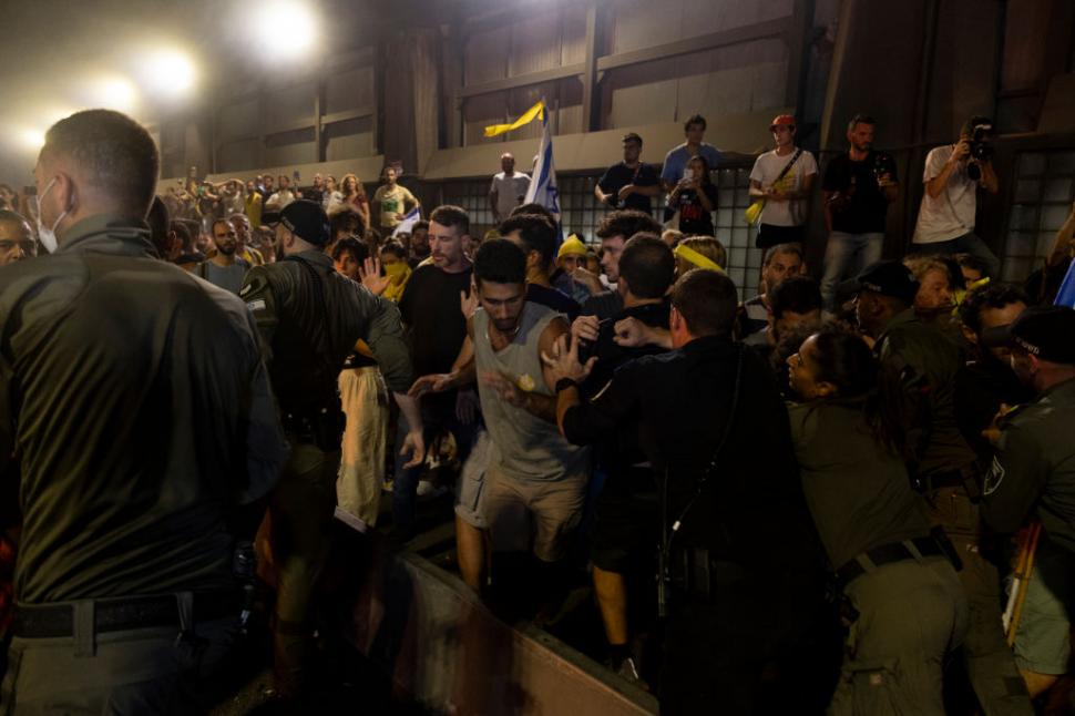 Grevă generală în Israel și proteste violente după moartea ostaticilor. Mii de oameni au ieșit în stradă și au blocat o autostradă 920711