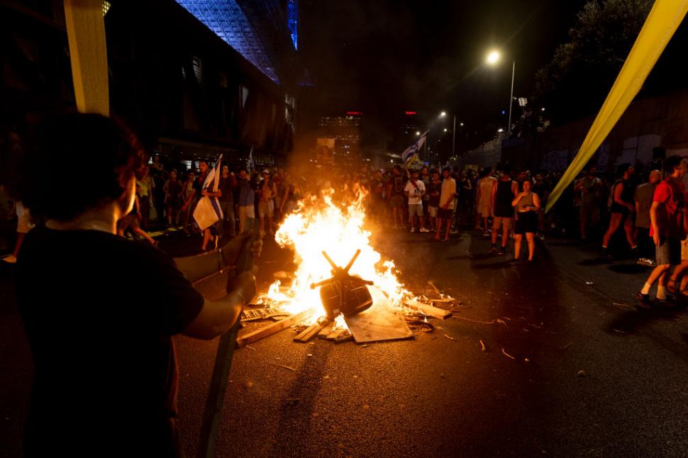 Grevă generală în Israel și proteste violente după moartea ostaticilor. Mii de oameni au ieșit în stradă și au blocat o autostradă 920713